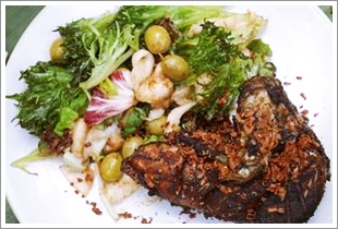 Ayam Panggang Rempah Bercoklat Dengan Salad Kelapa Muda